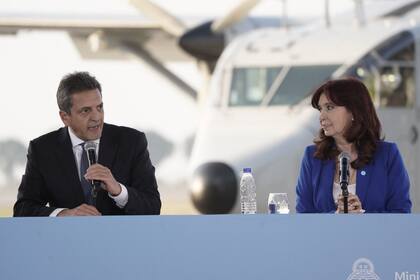 Sergio Massa, candidato flamante, habla ante la mirada de Cristina Kirchner el lunes, en Aeroparque