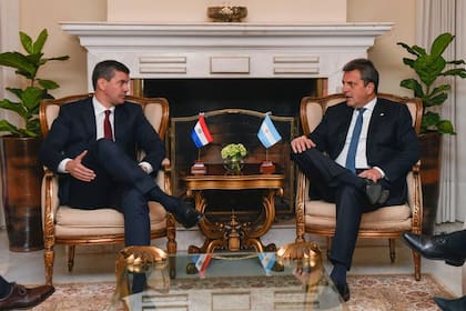 Sergio Massa con el presidente de Paraguay, Santiago Peña
