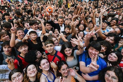 Sergio Massa con los alumnos del colegio Carlos Pellegrini