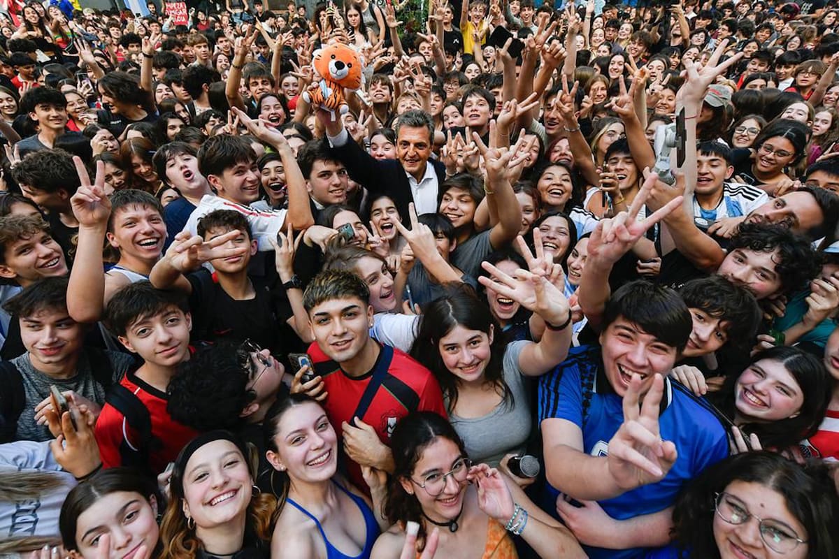 Sergio Massa con los alumnos del tradicional colegio Carlos Pellegrini, en la ciudad de Buenos Aires