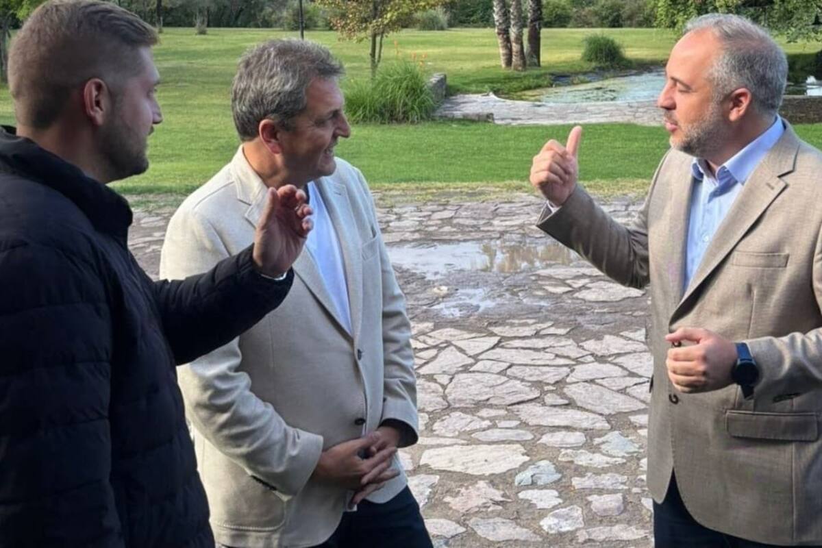 Sergio Massa conversa, en Mendoza, con el intendente de Maipú, Matías Stevanato