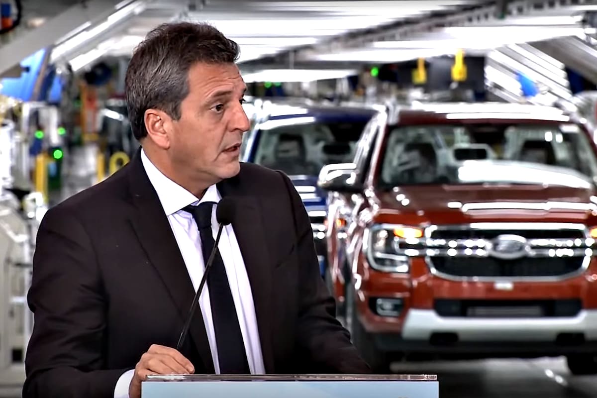 Sergio Massa durante el acto en la automotriz Ford