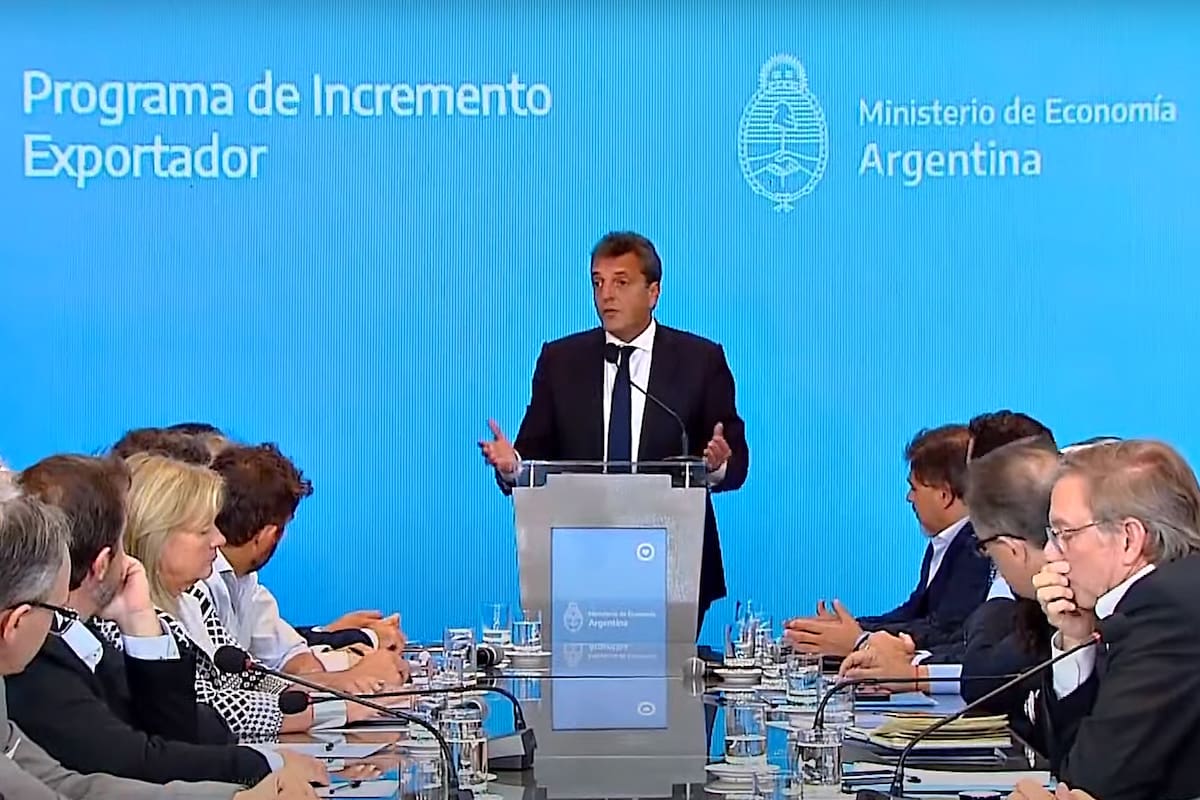 Sergio Massa durante el anuncio realizado ayer sobre el tipo de cambio a $300