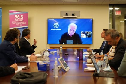 Sergio Massa durante la reunión con el presidente del Banco Mundial, Axel van Trotsenburg, que participó en forma virtual