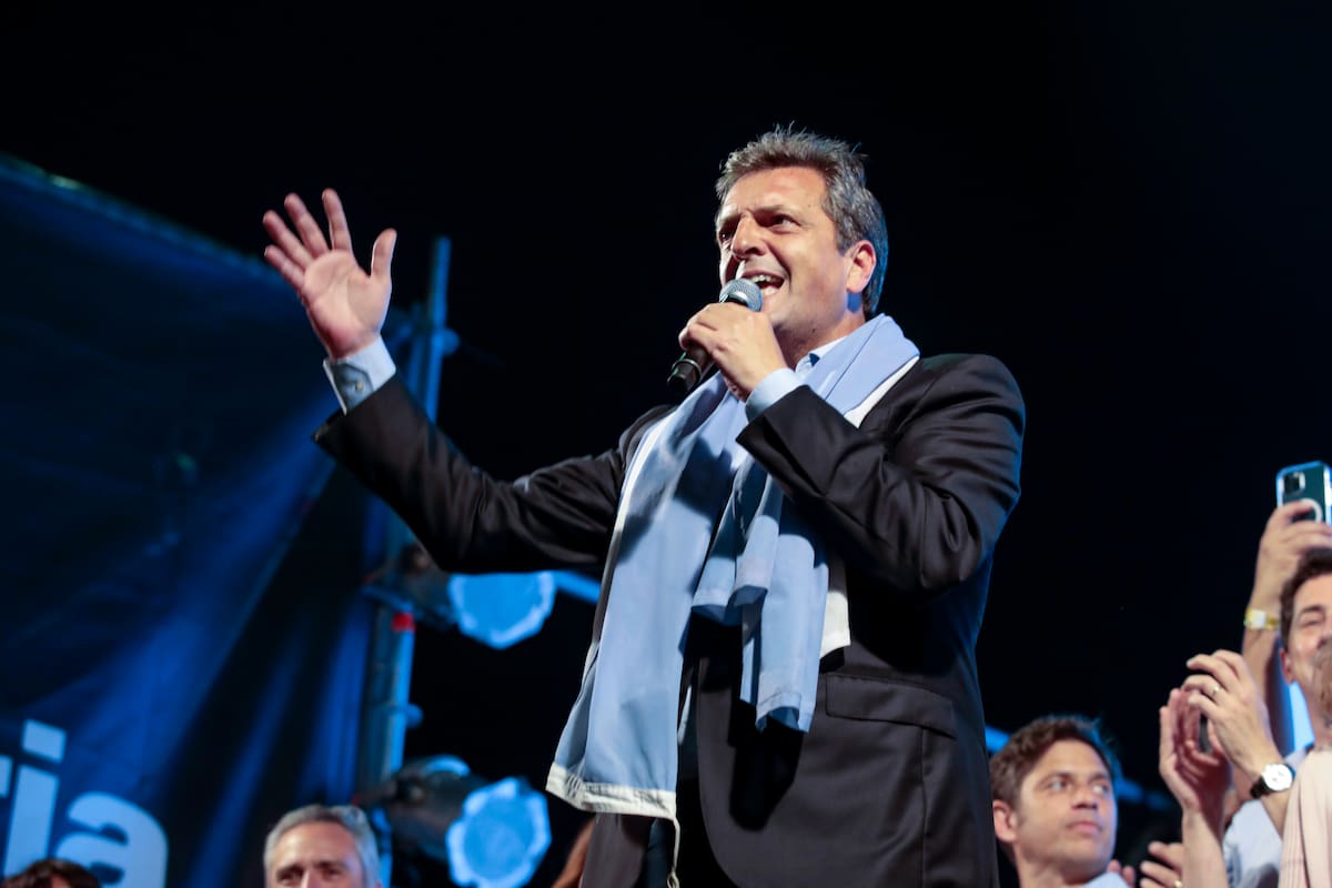 Sergio Massa durante su festejo en el búnker de Unión por la Patria
