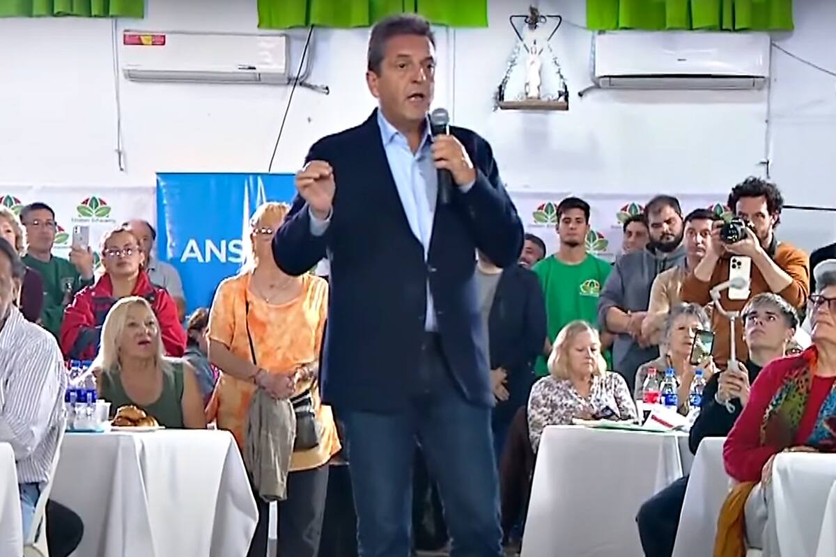 Sergio Massa, el viernes último en un encuentro con jubilados, a quienes les dijo que dispondrá los bonos para enero y febrero si es elegido presidente