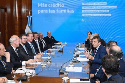 Sergio Massa en el anuncio de las medidas junto a los representantes de los banco