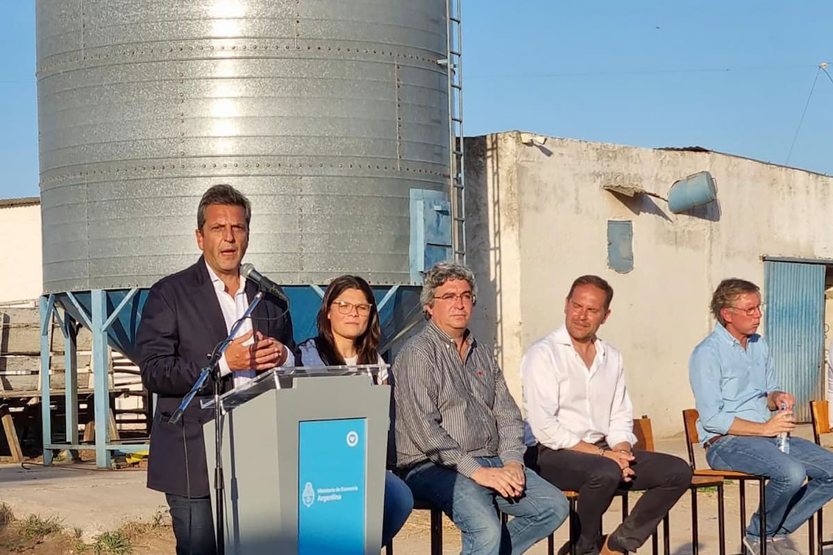 Sergio Massa en el campo donde se hizo el anuncio para los tamberos