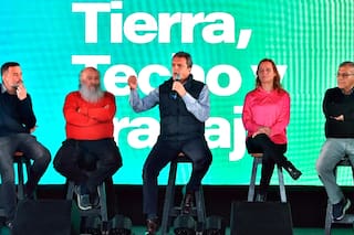 Organizaciones sociales encabezan un acto para apoyar la candidatura de Massa y piqueteros opositores reclamaron en el centro