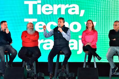 Sergio Massa en Ferro junto a Emilio Pérsico, Daniel Menéndez, Juan Carlos Alderete, Patricia Cubría y Mariel Moreno