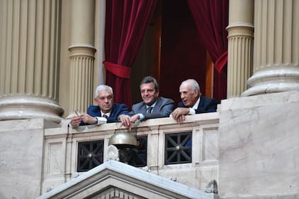 Sergio Massa en la Asamblea, acompañado por otros expresidentes de la Cámara de Diputados, Julián Domínguez y Eduardo Camaño.