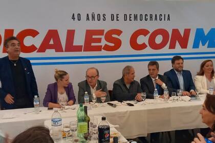 Sergio Massa en la cena junto a dirigentes radicales de Unión por la Patria