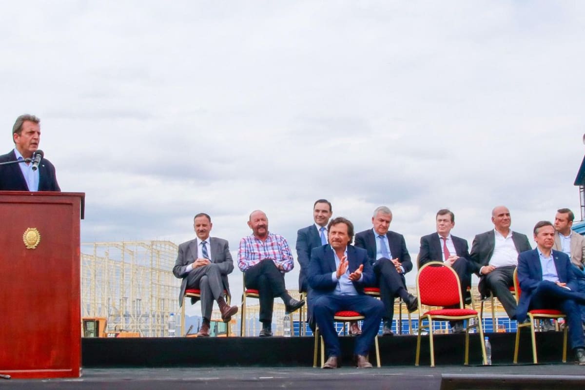 Sergio Massa en un acto en la provincia de Salta junto a los gobernadores del Norte Grande Gustavo Saenz, Gerardo Zamora, Gildo Insfrán, Juan Manzur, Oscar Herrera Ahuad, Gustavo Valdez, Gerardo Morales, Raúl Jalil y Ricardo Quintela