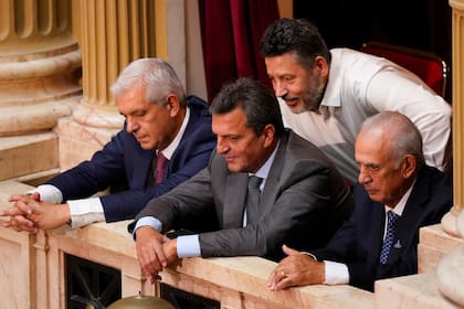 Sergio Massa, en un palco del Congreso el día de la Asamblea Legislativa rodeado por Julián Domínguez, Eduardo Camaño y Gustavo Menéndez