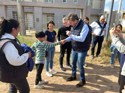 Sergio Massa en una actividad con vecinos en Junín