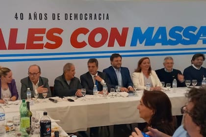 Sergio Massa en una cena junto a dirigentes radicales de Unión por la Patria