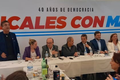 Sergio Massa en una cena junto a dirigentes radicales de Unión por la Patria