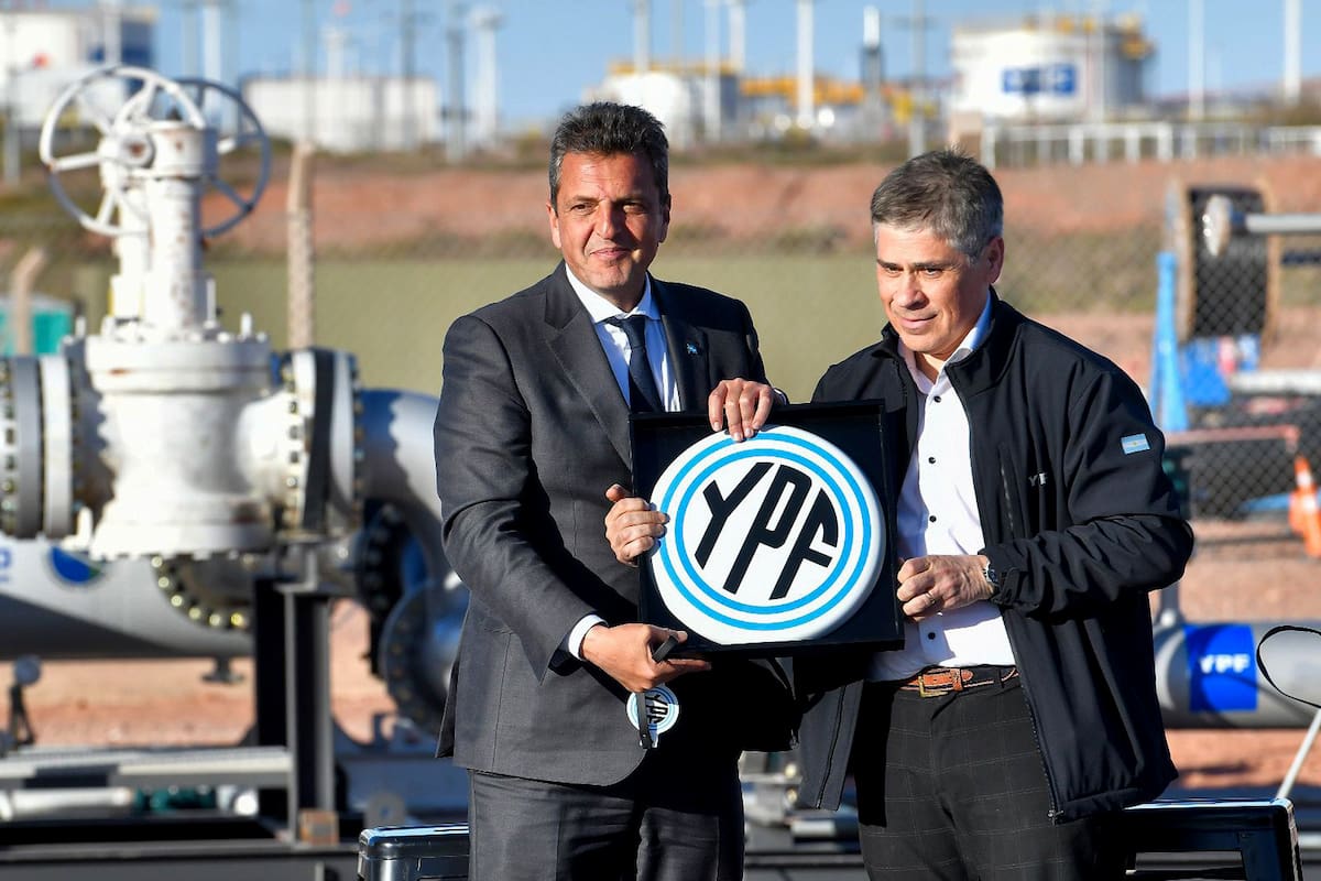Sergio Massa en Vaca Muerta junto al presidente de YPF, Pablo González