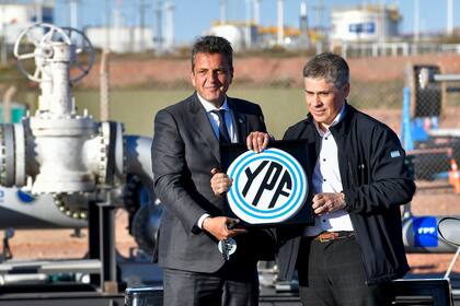 Sergio Massa en Vaca Muerta junto al presidente de YPF, Pablo González