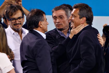 Sergio Massa es saludado por Máximo Kirchner tras reconocer su derrota