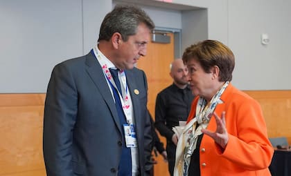 Sergio Massa espera con Kristalina Georgieva. El Gobierno espera un nuevo respaldo del Fondo.