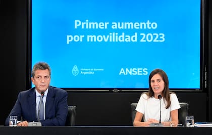 Sergio Massa esta tarde junto a la titular de Anses, Fernanda Raverta