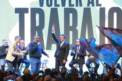 Sergio Massa, este martes junto a la plana mayor de la CGT en Malvinas Argentinas