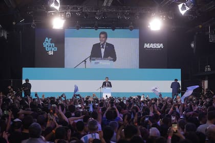 Sergio Massa habla a sus partidarios en el búnker de UxP en Chacarita