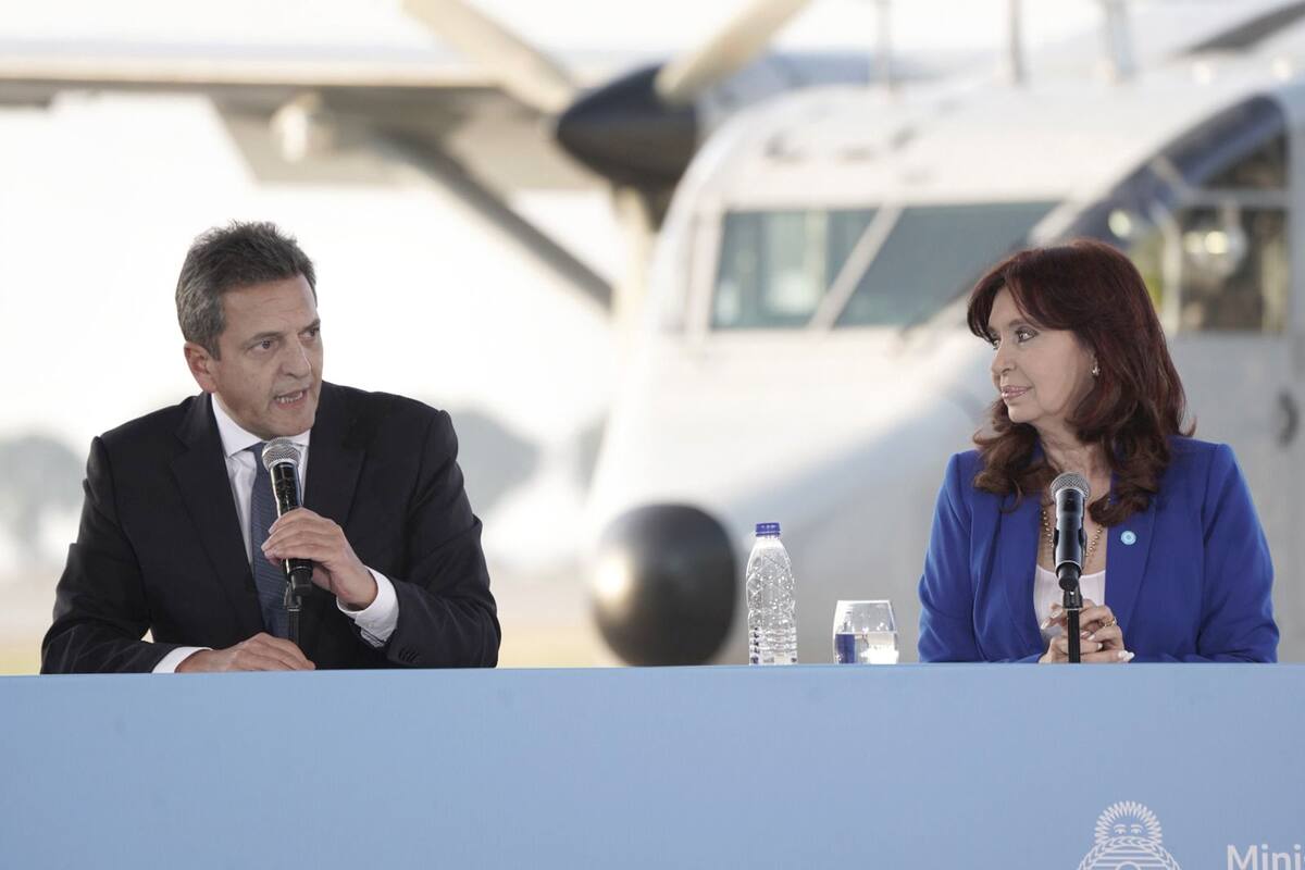 Sergio Massa habla ante la mirada de Cristina Kirchner, en Aeroparque