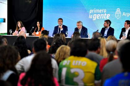 .Sergio Massa, junto a Alberto Fernández, en Malvinas Argentinas
