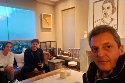Sergio Massa junto a Axel Kicillof y Malena Galmarini en el living de su casa en Tigre