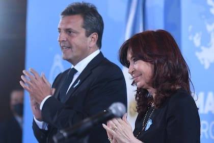 Sergio Massa junto a Cristina Kirchner en un acto: uno de sus desafíos será gestionar el área de Energía, que está a cargo de funcionarios que responden a la vicepresidenta