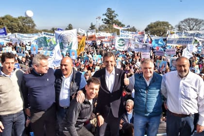 Sergio Massa junto a dirigentes en Tucumán