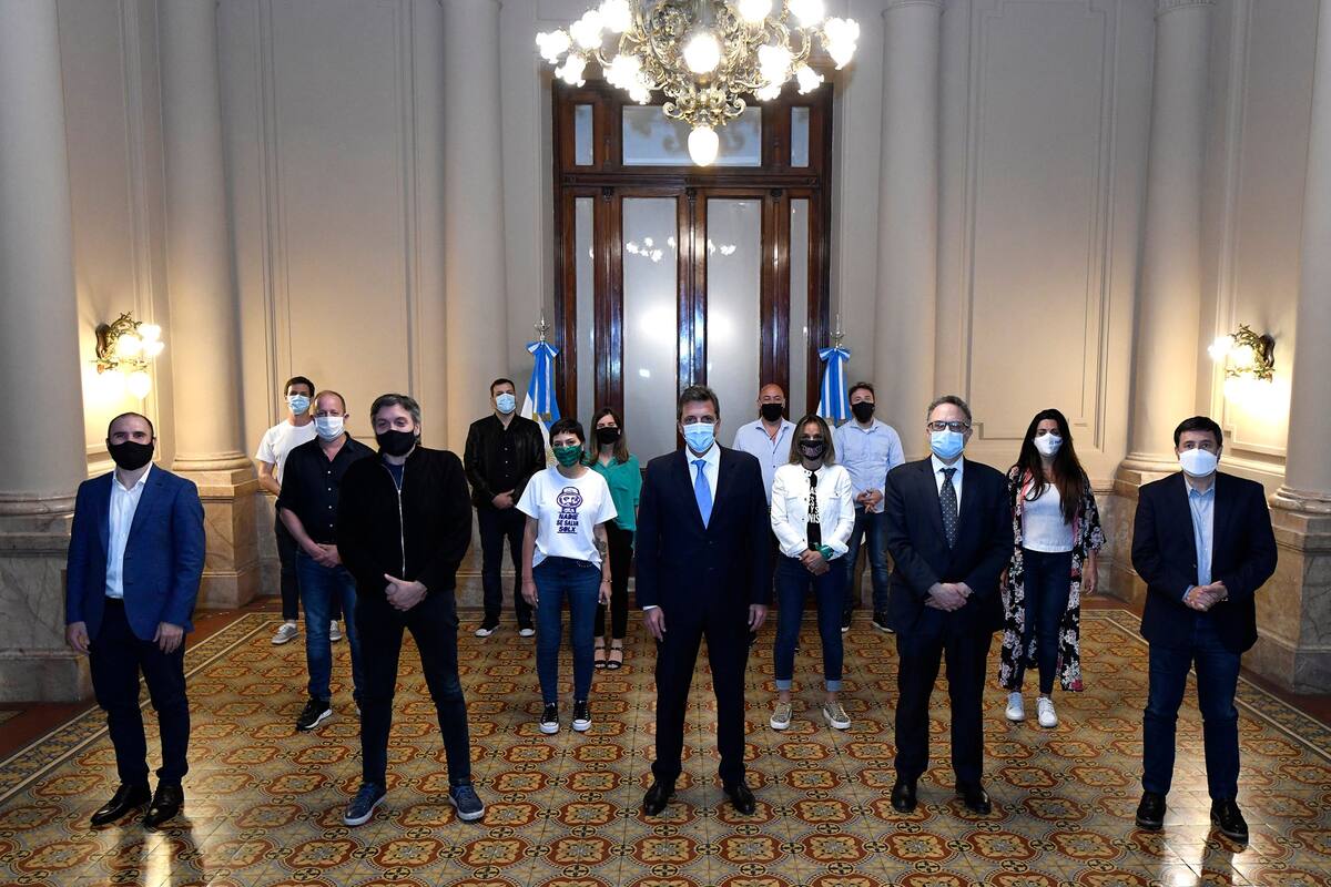 Sergio Massa junto a intendentes, Martín Guzman Daniel Arroyo, Luana Volnovich, Máximo Kirchner