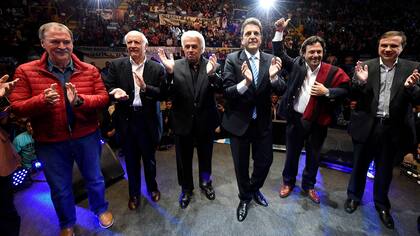 Sergio Massa, en 2015, junto a José Manuel de la Sota, Roberto Lavagna y su candidato a vice, Gustavo Sáenz, hoy candidato a su reelección en Salta.