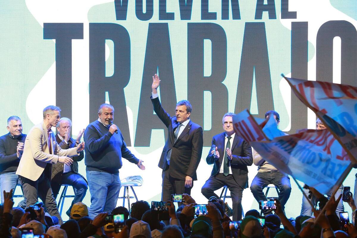 Sergio Massa, junto a la plana mayor de la CGT, ayer, en Malvinas Argentinas