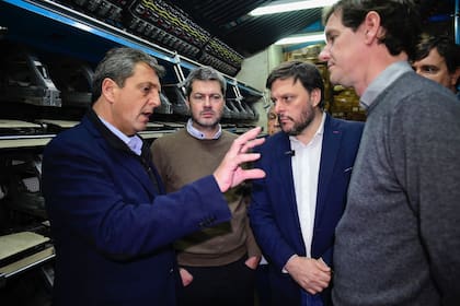 Sergio Massa junto a Leandro Santoro y Matías Lammens en una recorrida de campaña en Villa Soldati antes de las elecciones del domingo