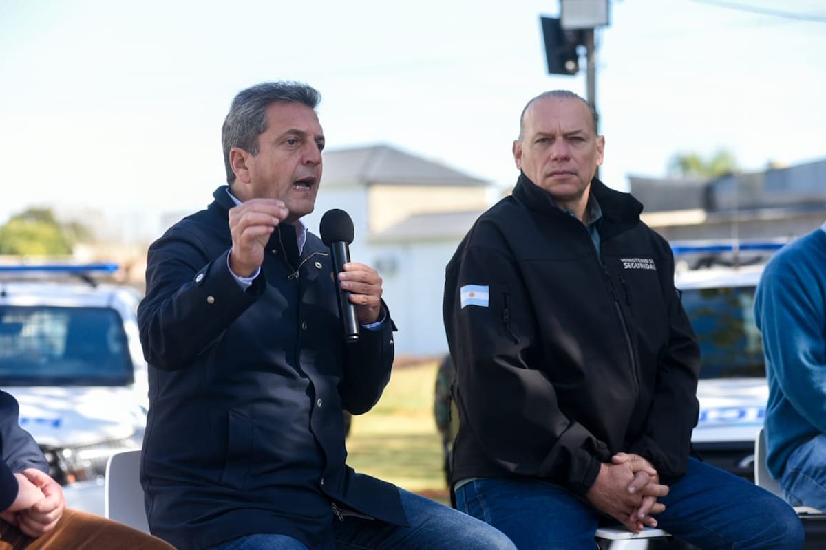 Sergio Massa junto a Sergio Berni hoy en un acto en General Las Heras