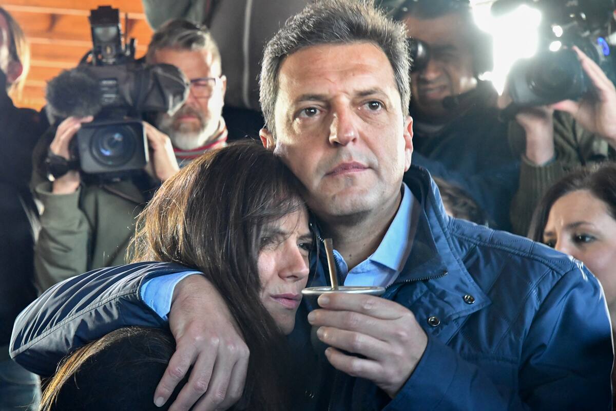 Sergio Massa junto a su mujer Malena luego de votar