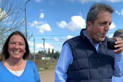 Sergio Massa junto a Valeria Arata, candidata a senadora por la cuarta sección
