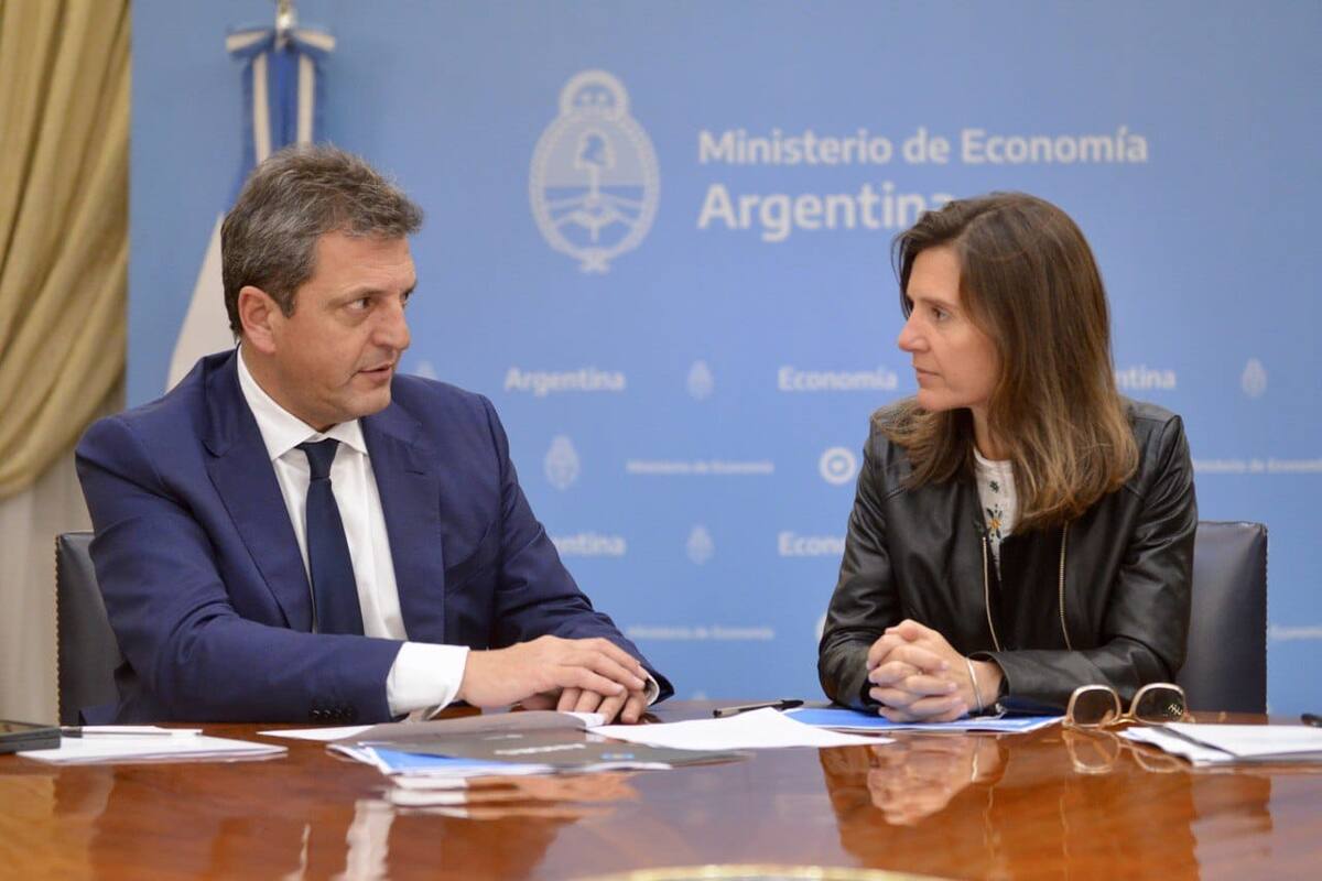 Sergio Massa, junto con la titular de la Anses, Fernanda Raverta; la incorporación de beneficiarios sin el financiamiento correspondiente profundiza el déficit
