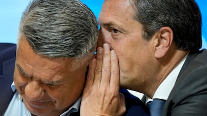 Sergio Massa le susurra algo al presidente de la Asociación del Fútbol Argentino, Claudio Tapia
