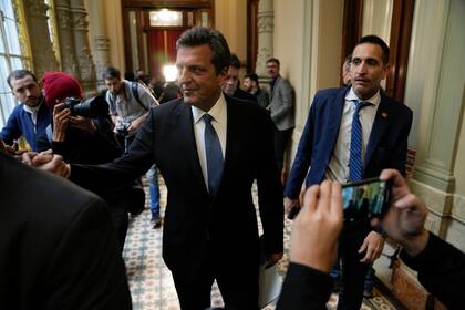 Sergio Massa llega al Congreso para renunciar a su cargo como titular de la Cámara de Diputados, en Buenos Aires, Argentina, el martes 2 de agosto de 2022.  (AP Foto/Natacha Pisarenko)