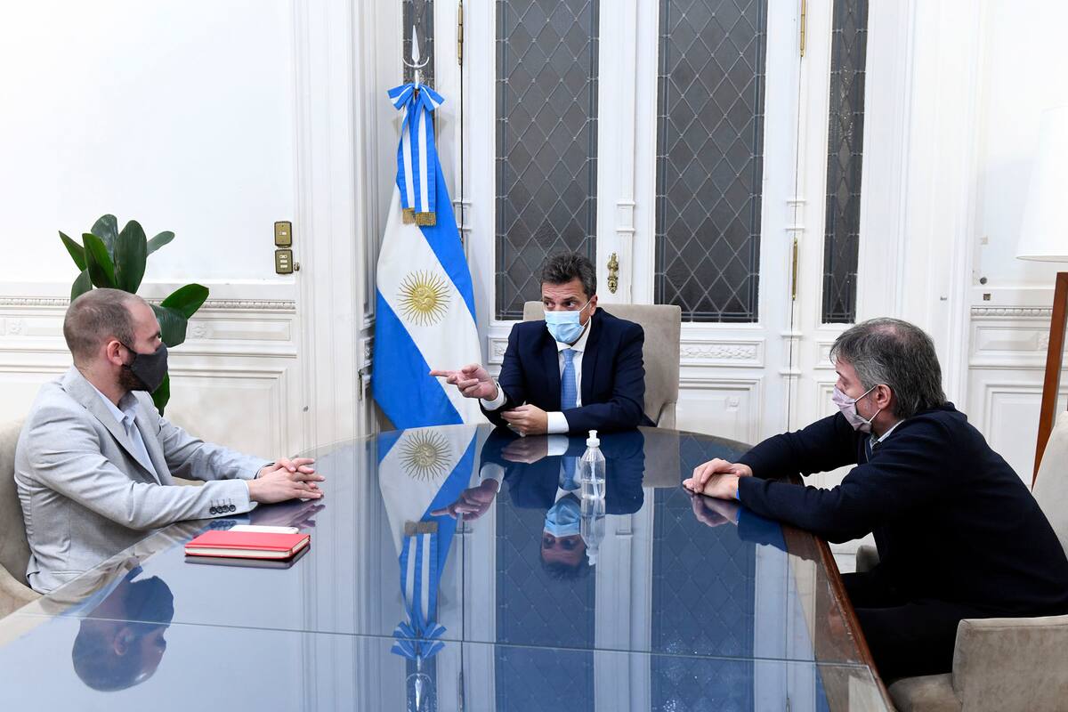 Sergio Massa, Máximo Kirchner y Martín Guzmán en el Congreso el día de la sesión por el impuesto a las Ganancias en Diputados