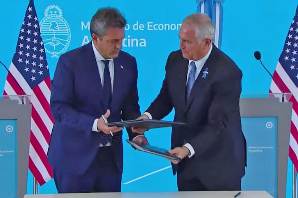 Sergio Massa, por la Argentina, y el embajador Marc Stanley, por los Estados Unidos, firman el acuerdo de intercambio de información financiera y tributaria; el trato debe revalidarse ahora en el Congreso, donde el ministro no tendría los votos suficientes