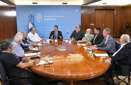 Sergio Massa reunido con integrantes de la CGT y movimientos sociales