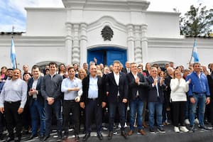 Sergio Massa rodeado de gobernadores frente a la Casa de Tucumán