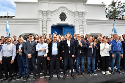 Sergio Massa rodeado de gobernadores frente a la Casa de Tucumán