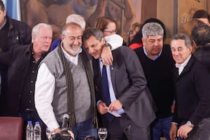 Sergio Massa, rodeados por los jefes de la CGT