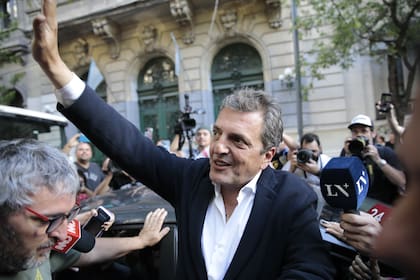 Sergio Massa sale del Colegio Pellegrini luego del acto junto a alumnos de dicha institución